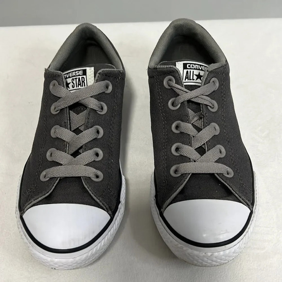 Converse || Junior Chuck Taylor All Star Classic Sneakers in Gray size 3. - Picture 2 of 9